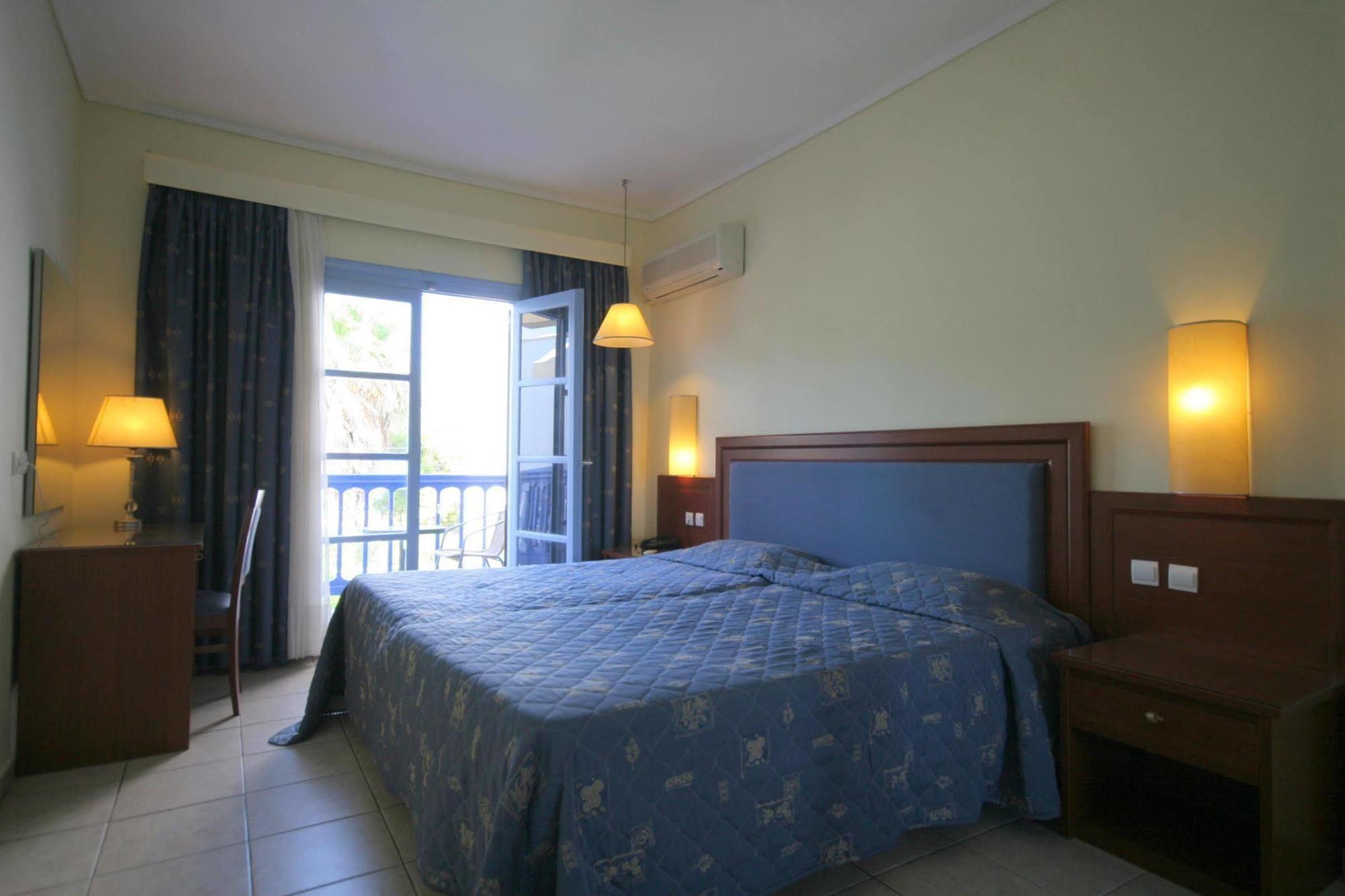 Theodorou Apartahotel